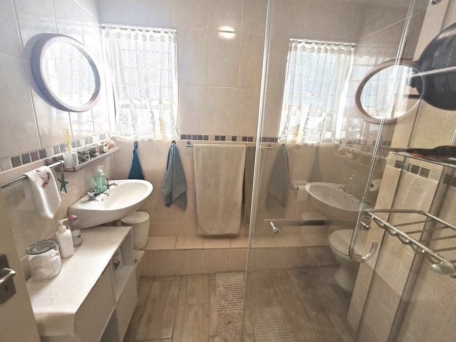 2 Bedroom Property for Sale in Gordons Bay Central Western Cape
